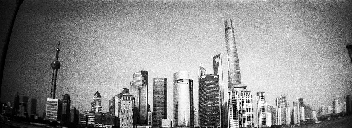 如果你来上海旅游， 外滩 绝对是必游之地！作为这座城市的象征，浦东的现代天际线与黄浦江西岸历史悠久的万国建筑群形成了鲜明对比。对于当代艺术爱好者来说，外滩也是几家顶级画廊的聚集地，包括贝浩登画廊、里森画廊和阿尔敏·莱希画廊，值得你花上一整个下午慢慢探索。(Photo by kelvin_wx )