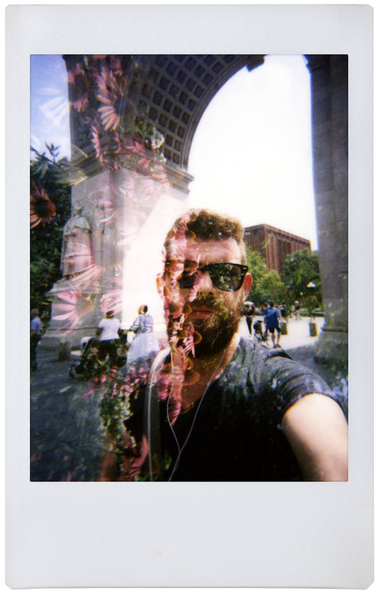 自拍镜 － 我们在 Lomo’Instant 拍立得相机镜头的左面装上自拍镜，让你轻松进行自拍。