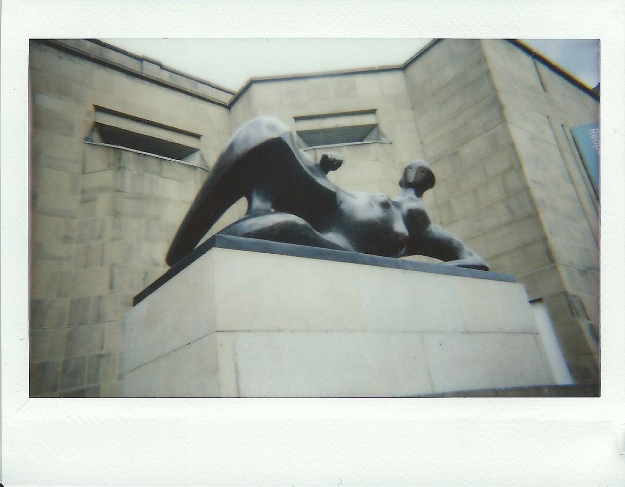 Henry Moore 是最具辨识度的英国艺术家之一，他那些著名的抽象雕塑为 20 世纪战后欧洲艺术定下了基调。位于市中心的 Henry Moore 研究所 ，致力于推介塑造当代视觉文化的雕塑家，无论是新锐还是知名艺术家。想把 Moore 的雕塑魔力带一些回家吗？不妨用拍立得来实现吧！就像这张用 Lomo'Instant Wide 宽幅拍立得相机 拍摄的著名的《斜倚的女人》。(Photo by nickyj )