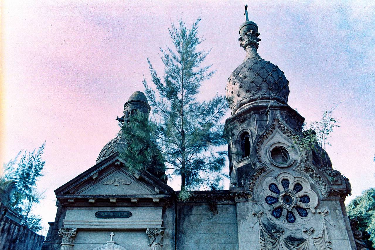 位于 查卡里塔区（Chacarita district） 的中心地带， 查卡里塔公墓（Chacarita Cemetery） 由建筑师 Ìtala Fulvia Villa 和 Clorindo Testa 设计。它占地 95 公顷，是这座城市最大的公墓，也是拉丁美洲最令人震撼的地下墓园之一。钢筋混凝土、戏剧性的阴影和肆意生长的植物交织在一起，营造出一种超现实、如梦似幻的氛围。去看看阳光如何落在混凝土粗粝的表面上——对于喜欢几何感和高反差画面的人来说，这里简直就是一座游乐场。 (Photo by shoao )