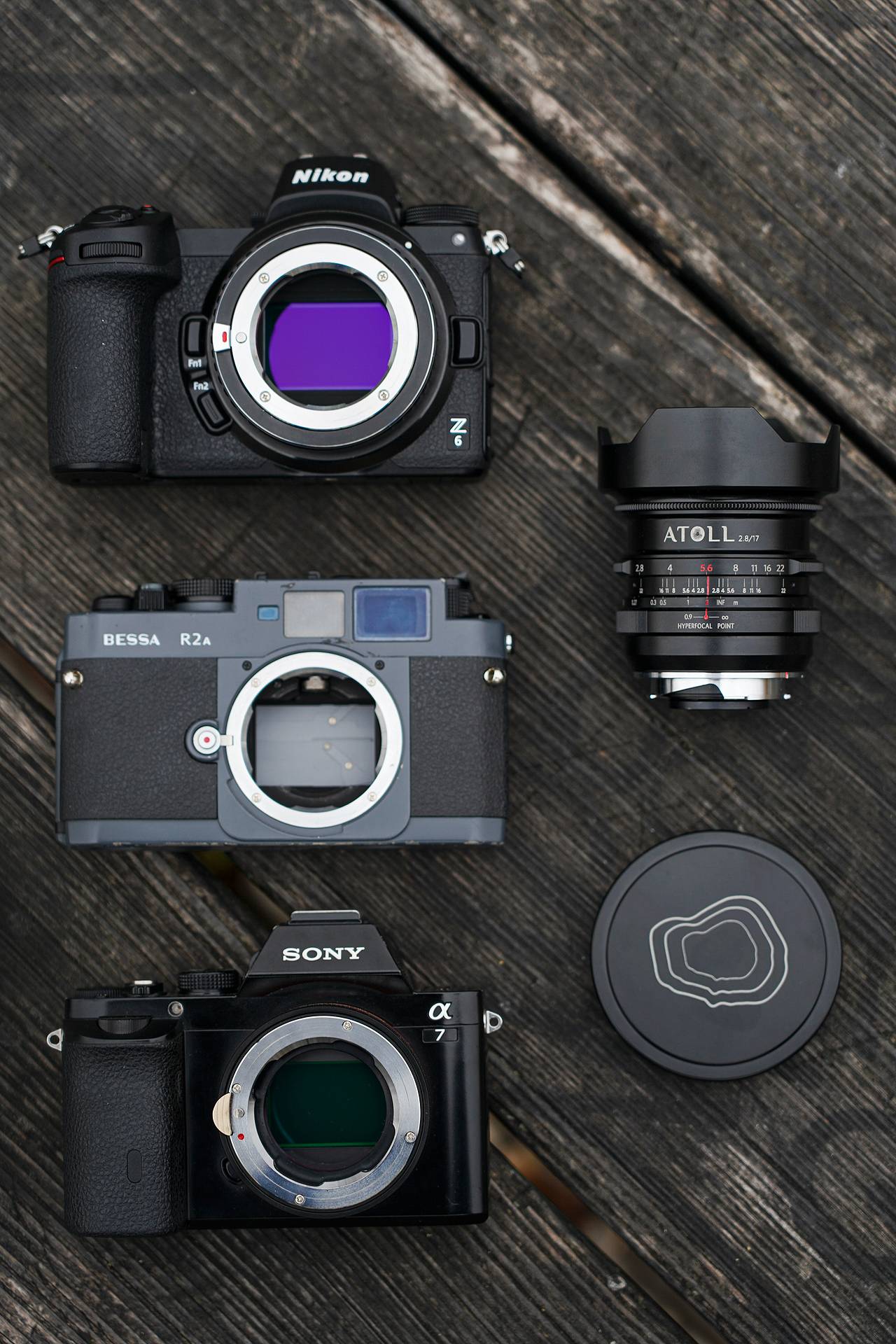适用在胶片及数码相机上 － 我们巧妙地在原生 Leica M 镜头的接口上设计了镜头专用转接环，让它同时兼容 Canon RF、Nikon Z、Sony E 无反相机。