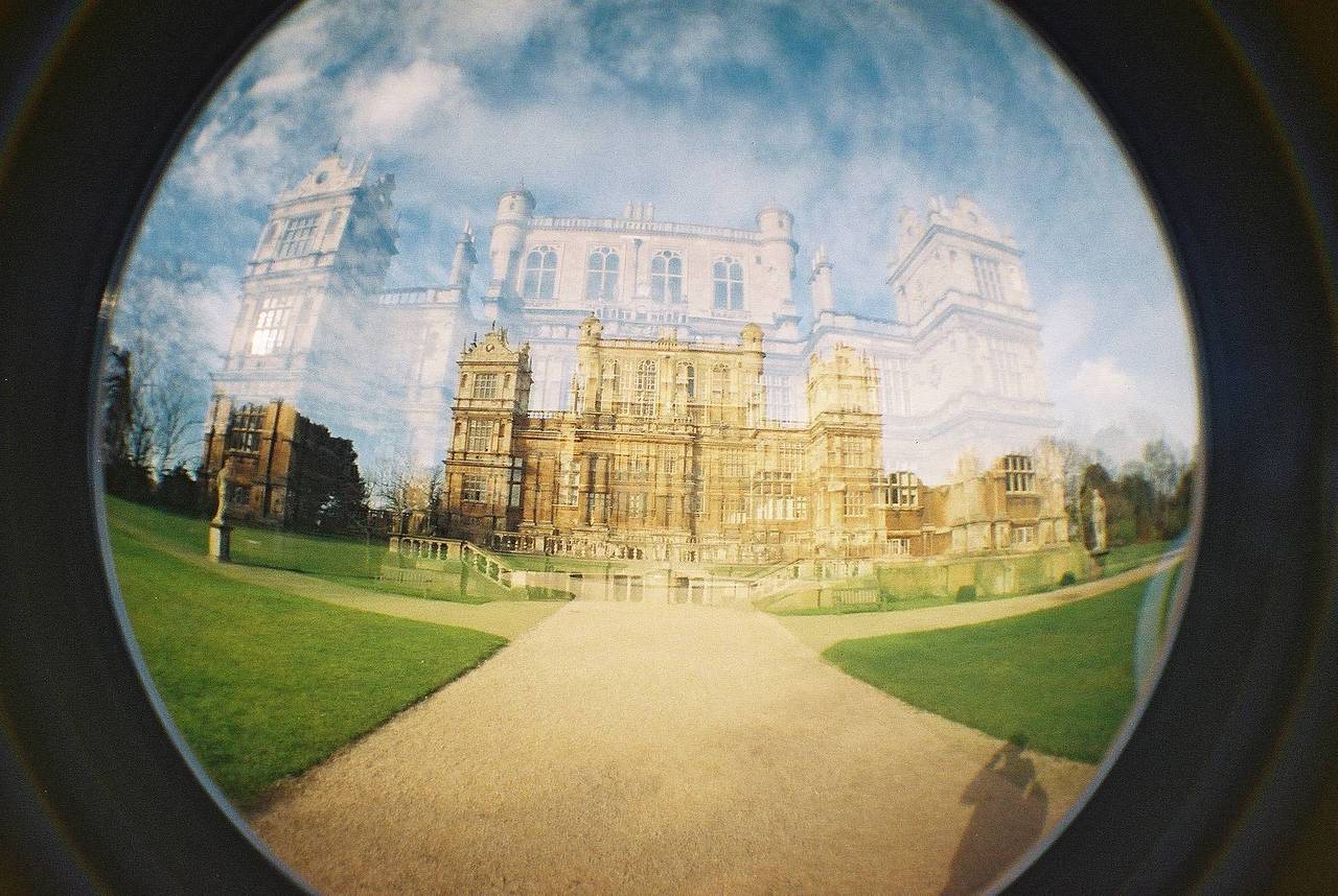 沃拉顿庄园与公园（Wollaton Hall &amp; Park） 是坐落于数英亩绿地之中的宏伟庄园。你可能会认出它——它曾在《蝙蝠侠：黑暗骑士崛起》中被称为韦恩庄园。探索庄园内充满奇趣的自然历史博物馆，或拍摄户外风景。 使用 Diana 戴安娜 F+ 胶片相机，捕捉怀旧质感。(Photo by olly_loach )