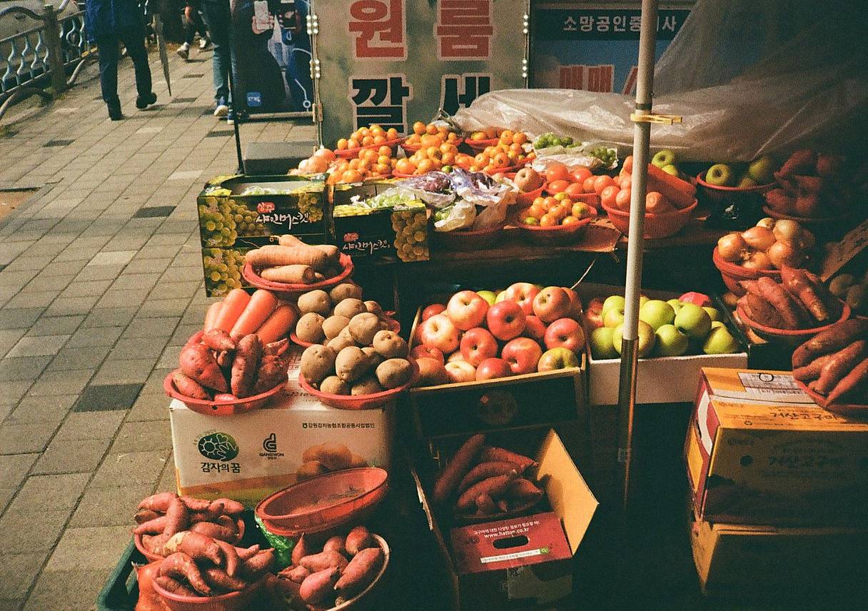 中央市场（Jungang Market） 是本地人和游客都很爱去的热闹市集。从街头小吃到日常用品应有尽有，是感受当地风味与生活气息的好地方——不管是味觉还是氛围，都很地道。别忘了每周三至周日开放的夜市，摊位前冒着热气的各式小食和热闹的场景，也是绝佳的拍摄机会。附近的 城东市场（Seongdong Market） 和 黄南市场（Hwangnam Market） 也值得顺道一逛。( Photo by bogat23k )