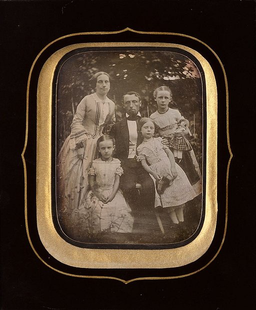 *カルト・ド・ヴィジット　縦ロールの愛らしい少女　アンティーク1860～70年代 カルト・ド・ヴィジット（Carte de Visite）」とは何ですか？ · Lomography