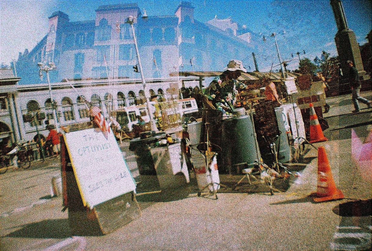 位于 Embarcadero 沿线的 渡轮大楼市场 ，是当地商户、工艺品店与餐厅的聚集地。这座美术学院派风格的标志性历史建筑，也是品尝新鲜海鲜的好去处。用 LomoChrome Metropolis 大都会胶卷 拍摄市场的热闹景象，既能凸显建筑的古典之美，又能展现现代活力。(Photo by lilithmoon)