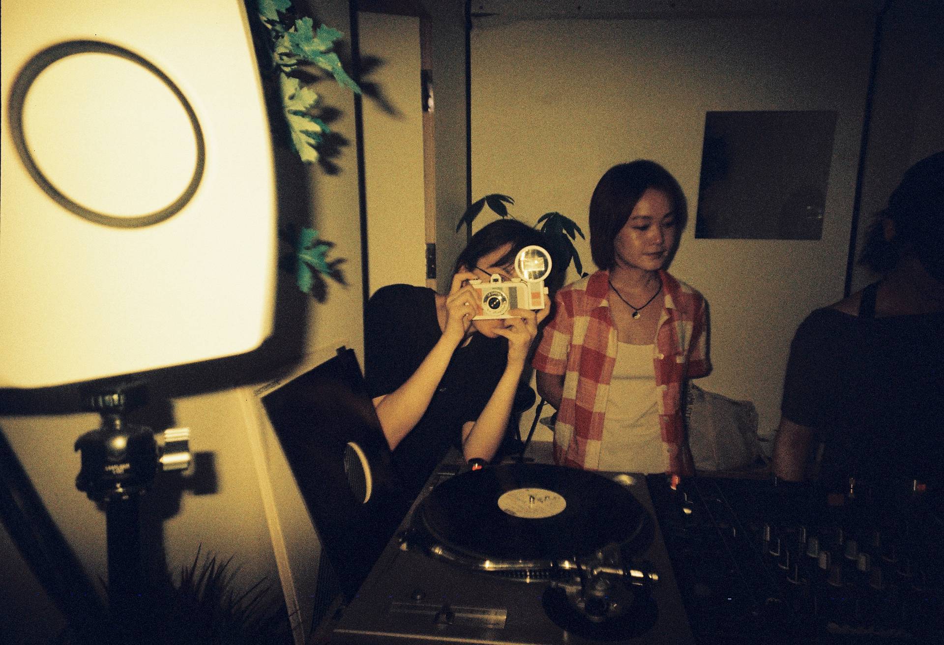 © 沈嘉蕙 |  使用 LomoApparat 21mm 阿帕赫超广角胶片相机 - 柏林特别版 &amp; LomoChrome Color '92 ISO 400 135 日落版 并搭配闪光灯滤片拍摄