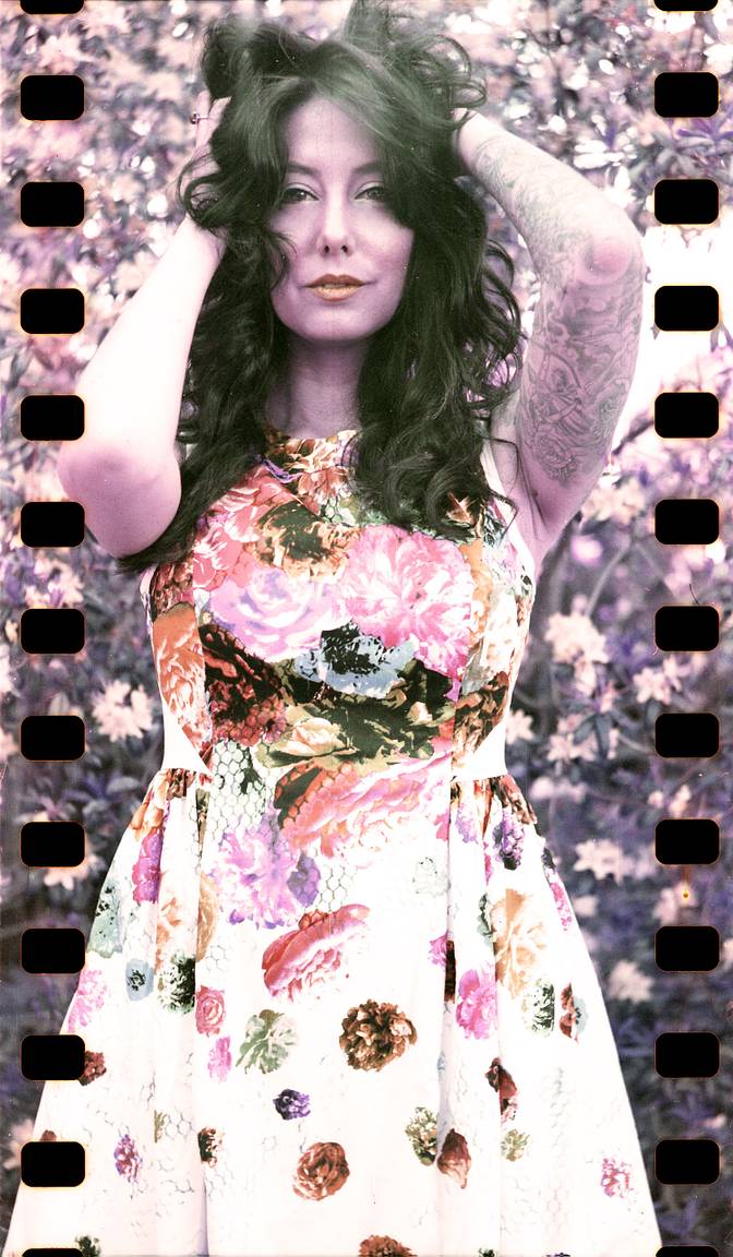 ロモクロームグラスに透かして: Lomochrome Purple 400レビュー