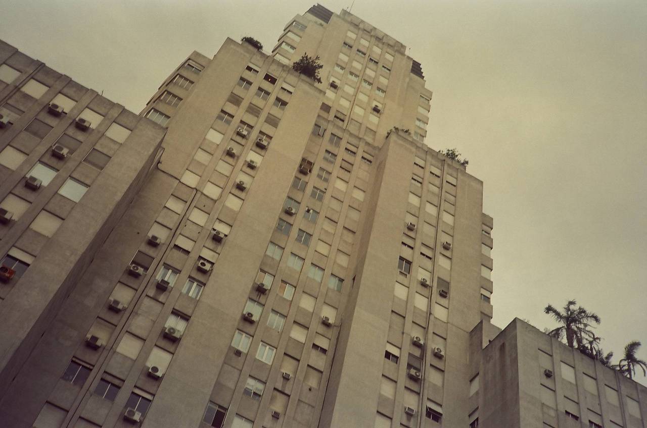 ‌卡瓦纳大厦‌（Kavanagh Building） 是装饰艺术风格的标志性杰作，背后还藏着一段关于爱与复仇的传奇故事。它位于雷蒂罗区（Retiro），不妨去看看，了解更多。午后的光线无与伦比，不过黄金时刻和清晨的光线也同样出彩。周围的建筑投下戏剧性的光影，让这座大厦仿佛置身电影场景之中。可以试试不同的彩色胶卷，比如 LomoChrome Metropolis ISO 100–400 135 大都会胶卷、LomoChrome Purple ISO 100–400 135 紫调负片 或 LomoChrome Turquoise ISO 100–400 绿松石胶卷，拍出一些奇特的效果。 (Photo by mariamariasol )