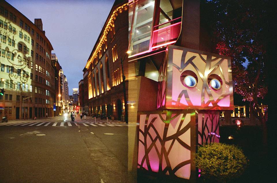 照片来自尹航使用 Lomo LC-Wide 广角胶片相机 拍摄
