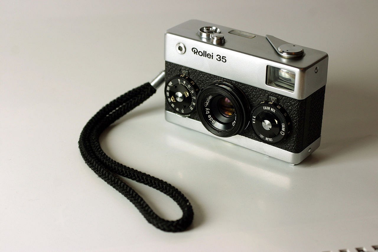Appareil Photo Argentique Rollei 35 LED avec son étui A Voir