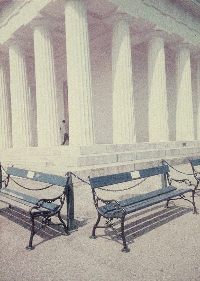 Credits: Elisa Parrino | 使用 Simple Use 拍拍乐半格畅拍胶片相机 搭配 LomoChrome Classicolor ISO 200 135 经典版彩色负片胶卷 、LomoChrome Metropolis ISO 100–400 135 大都会胶卷 、LomoChrome Purple ISO 100–400 135 紫调负片 Pétillant 汽泡特別版 与 Lomography B&W Lady Grey ISO 400 135 黑白胶卷 拍摄