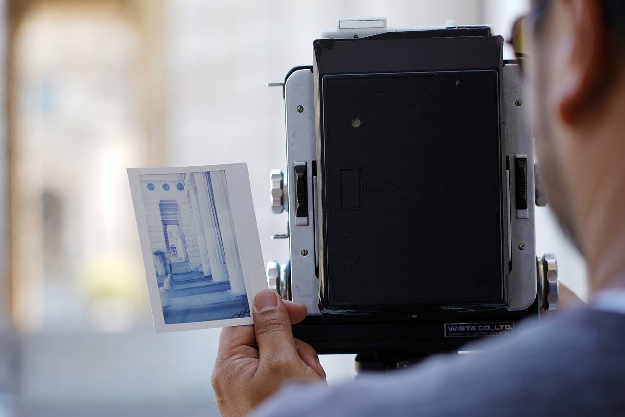 非常适合进行摄影测试 - 在使用 4x5 相纸前，能在 LomoGraflok 上用 Fujifilm Instax Wide 相纸进行测试。