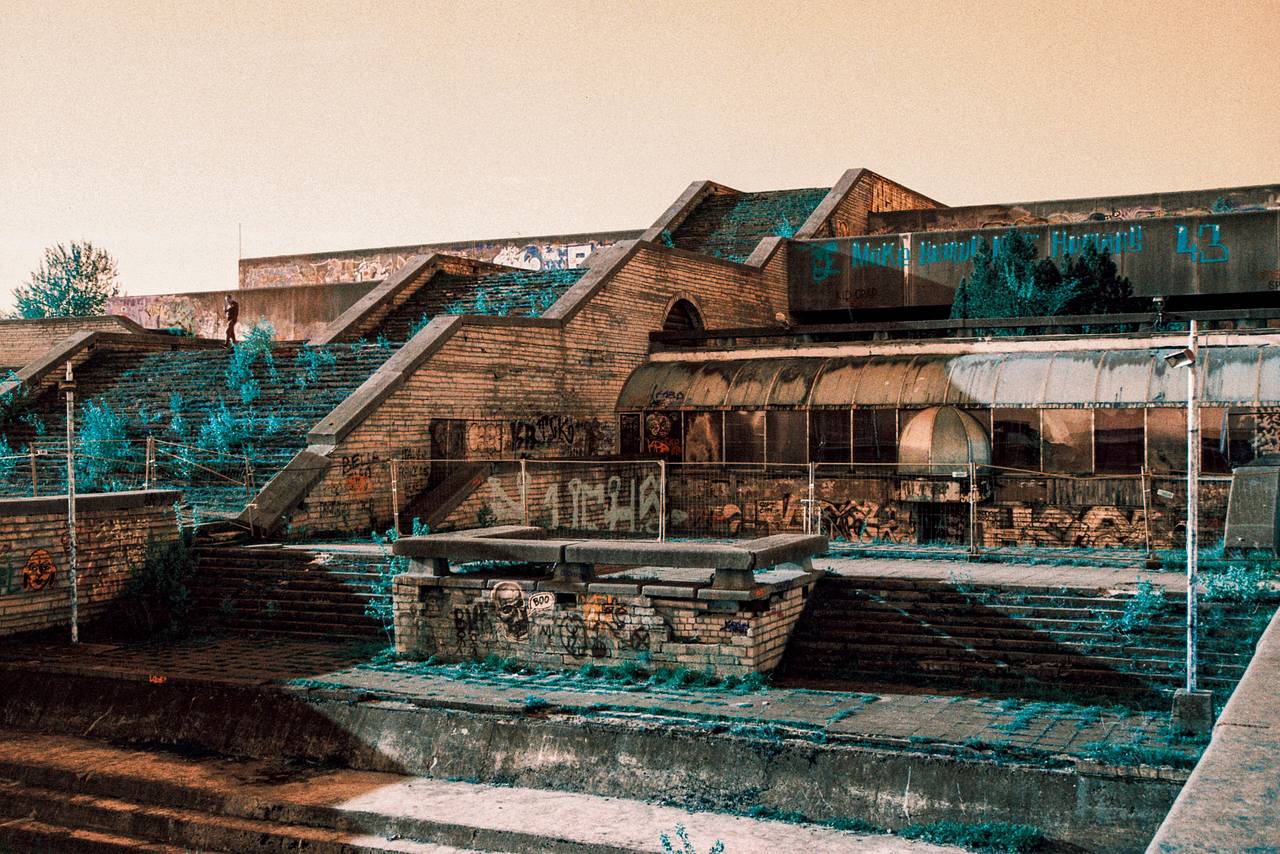 林纳哈尔（Linnahall） 是一座面朝大海的混凝土建筑，建在 1980 年奥运会时期，现在看起来有一种粗糙的美感。台阶、坡道和大平台很适合随意走动，海鸥叫声和风声一直在。这里是看日落的好地方。黄昏的时候，可以带上 Lomo MC-A 135 全自动随拍胶片相机，拍下这座建筑留下来的痕迹。 (Photo by cerulionfrost )