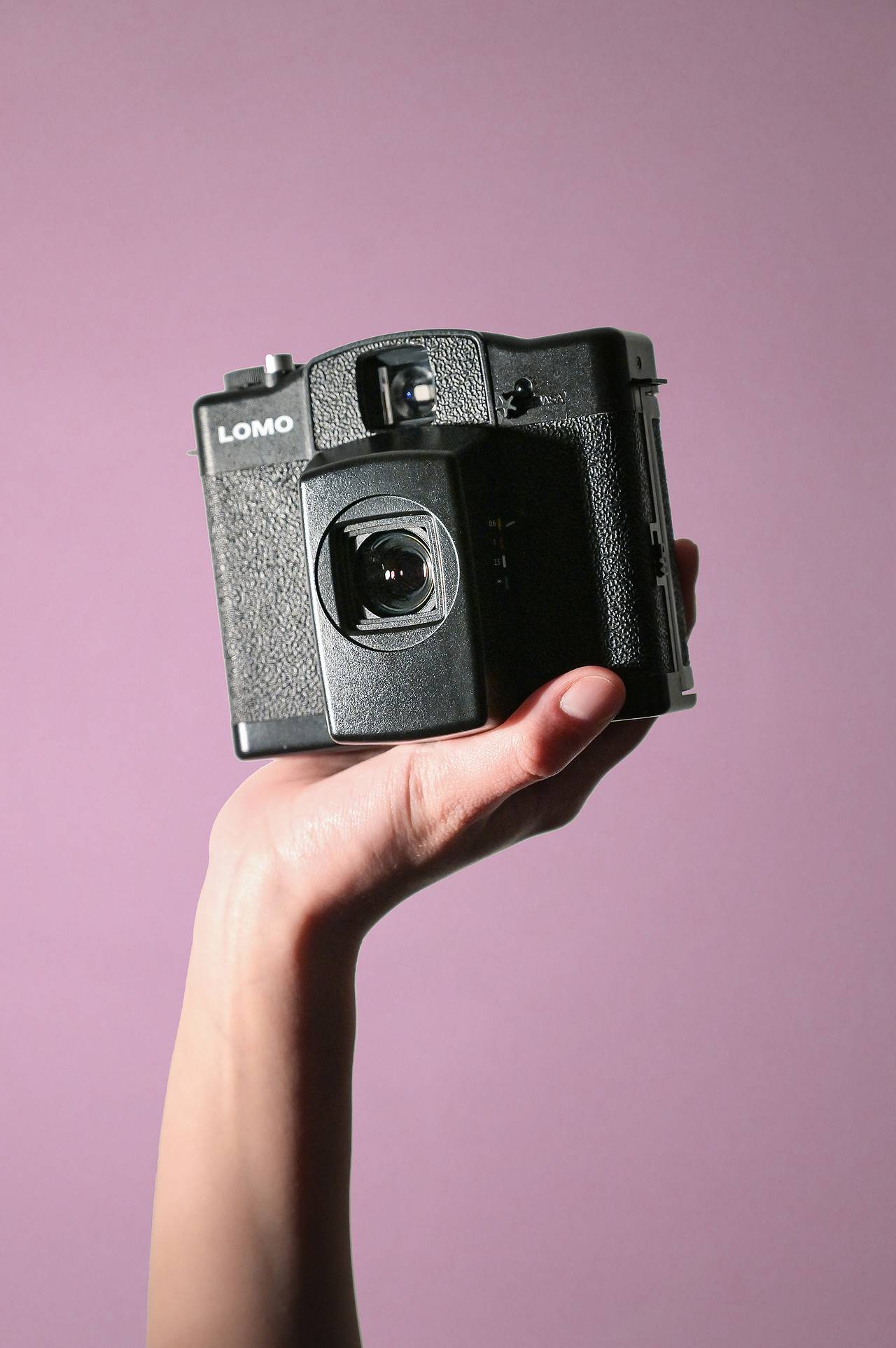 拿着经典的相机 － Lomo LC-A 120 相机以俄罗斯经典相机为基础，并加入了大量全新的创意功能。