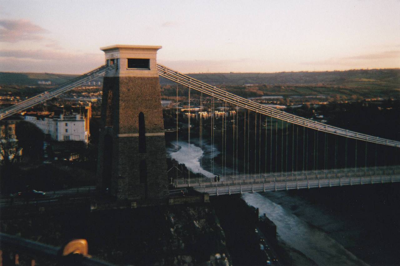 由 Isambard Kingdom Brunel 设计，于 1864 年竣工， 克利夫顿吊桥 是布里斯托的标志性景观，横跨埃文河。不管什么时候看，这座桥都特别震撼，尤其是黄昏和黎明，拍出来最有氛围感：你可以使用 Lomo LC-Wide 广角胶片相机营造氛围感暗角与高对比度细节效果 ，或尝试用 Sprocket Rocket 相机拍摄全景视角 。Photo by @liepabland
