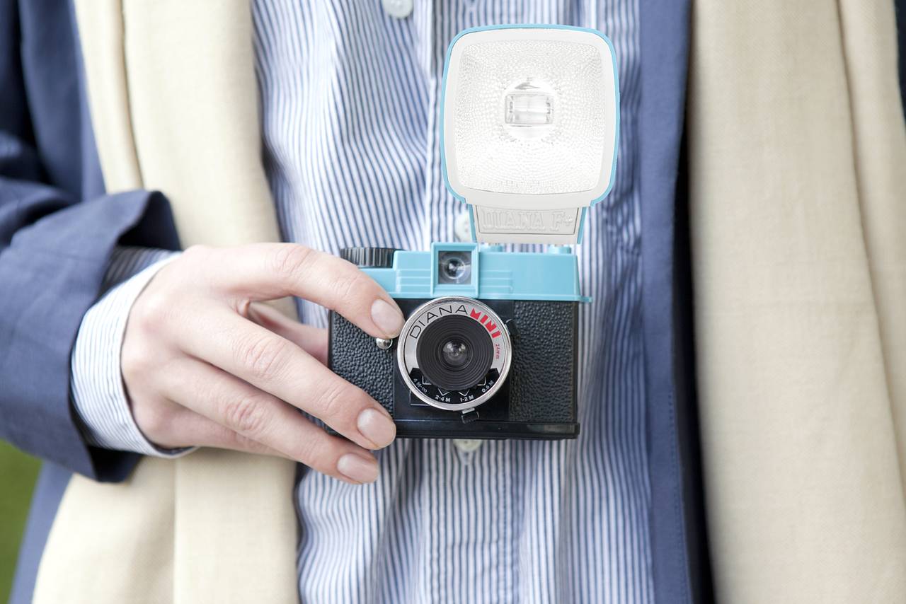 轻巧便携 － Diana Mini 相机，适合进行胶片冒险。