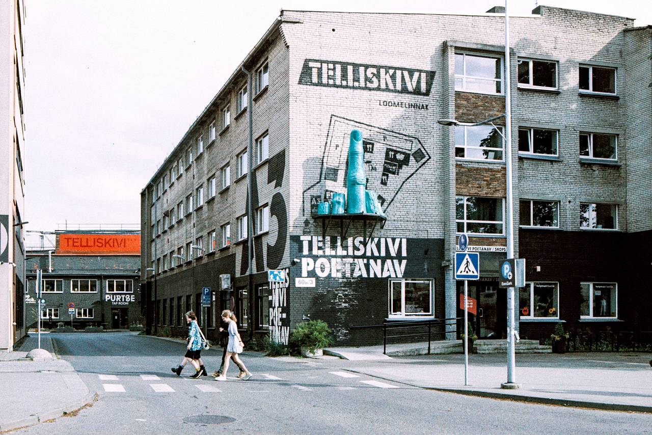 Telliskivi Creative City 曾是铁路调车场，如今已成为塔林的创意引擎。涂鸦、独立商店和周末市集散布在庭院之间，而 Fotografiska 摄影馆则以展览和天际线景观为这片区域增添了更多层次。来喝杯咖啡，看看来往的人；待得久一点，你会发现砖墙、霓虹灯和玻璃幕墙交织出的独特氛围。午后光线温暖，傍晚则带着电影感——这里是感受现代塔林最直接的地方：好玩、注重设计，还有很浓的本地味道。带上一卷 LomoChrome Metropolis ISO 100–400 135 大都会胶卷 ，适合拍那种反差感强的城市画面。(Photo by cerulionfrost )