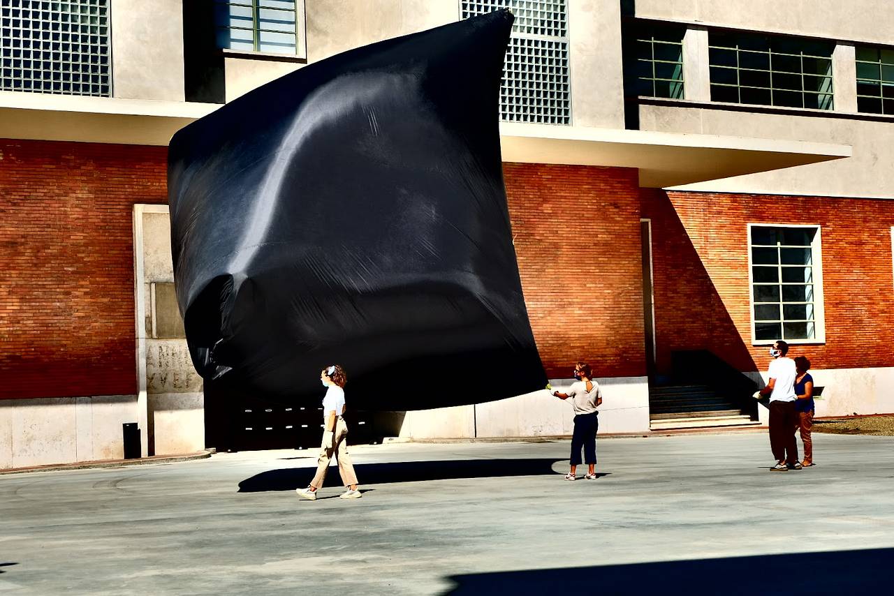Toast Project Space 位于由旧烟厂改建而成的 Manifattura Tabacchi（烟草工厂） 创意园区内，致力于当代艺术的研究与实验。这里的展览周期通常较短，因此在前往参观前非常值得先查看一下展讯。探索完艺术空间后，不妨花点时间逛逛园区内遍布的咖啡馆、餐厅以及各类精品小店。(Photo by gian2022 )