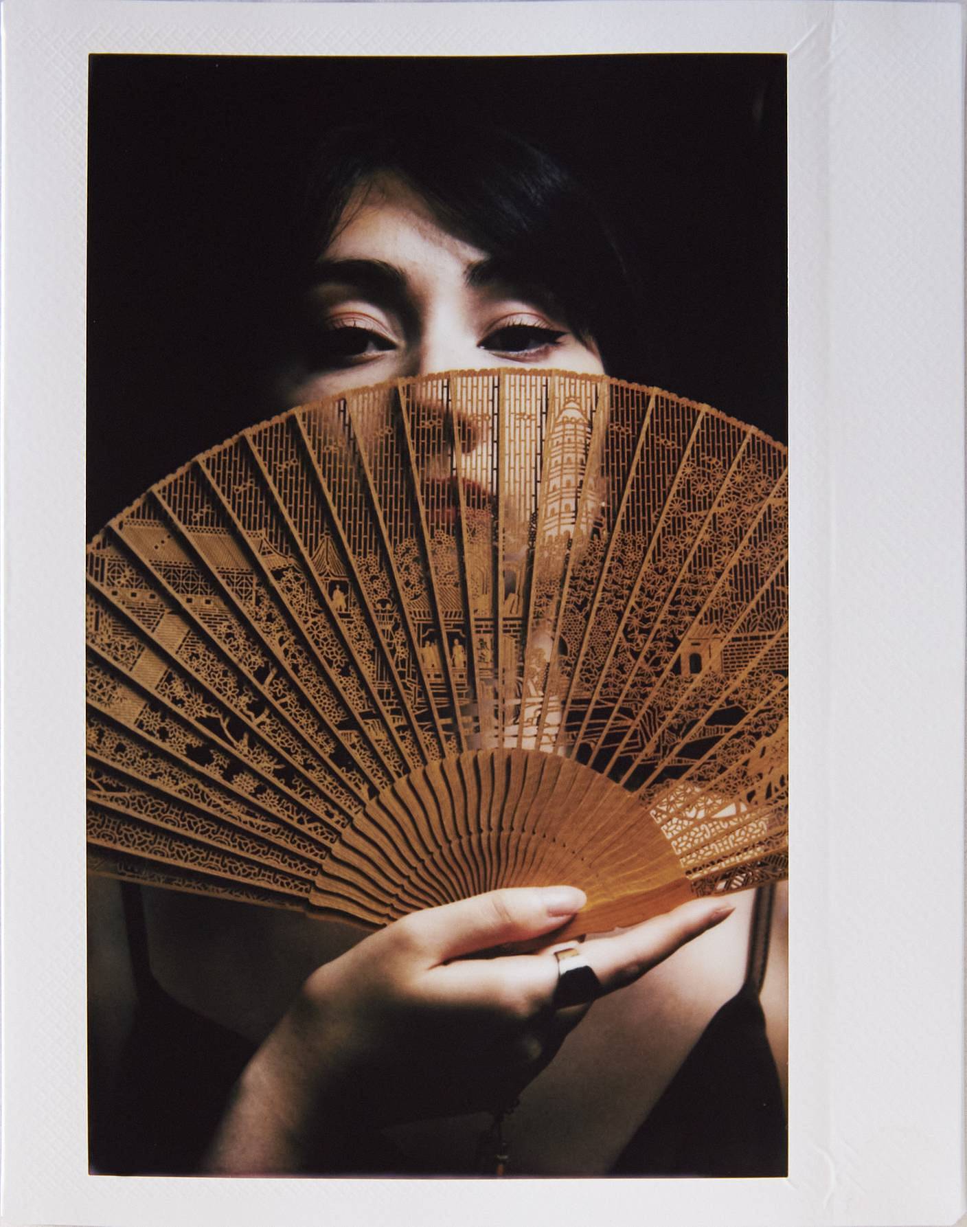 由 Mahnoosh Niakan 使用 LomoGraflok 4×5 拍立得机背拍摄 | 模特：Verena Conde
