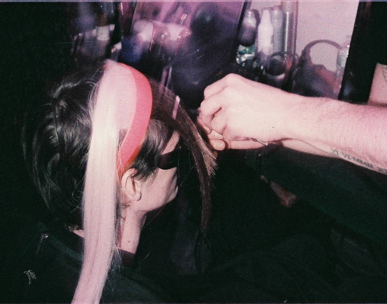 © Samy Bienheureux | 上: Lomography Color Negative ISO 400 135 彩色负片胶卷 ，装载 LomoChrome Purple ISO 100–400 110 紫调负片胶卷  与 Lomography Color Negative ISO 400 135 彩色负片胶卷 的 Lomomatic 110 自动玻璃镜头胶片相机 ，下: Lomography Color Negative ISO 400 135 彩色负片胶卷