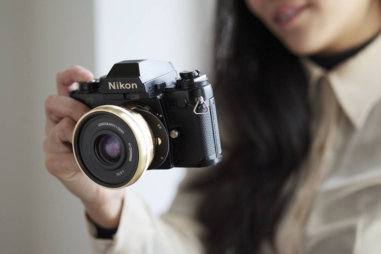 *备Canon EF、Nikon F 及Pentax K 卡口版本选择*－ 除了三款卡口，镜头只要配合转接环更可用于不同的全画幅或其他画幅的数码、胶片单反及微单相机上，如Sony NEX 接环、Fuji X 接环、M4/3 接环、Canon RF 接环及Nikon Z 接环等。