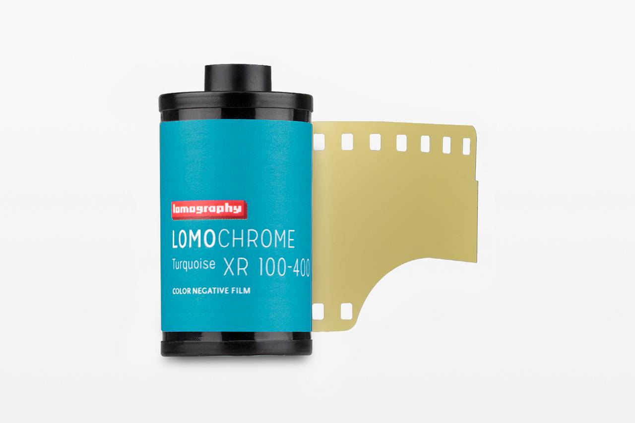 Preloaded with the brand-new 2021 formula LomoChrome Turquoise 35 mm ISO 100–400 film. Get experimental in the much-loved smurf world of tantalizing turquoise tones, bold oranges and gorgeous golden gradients.