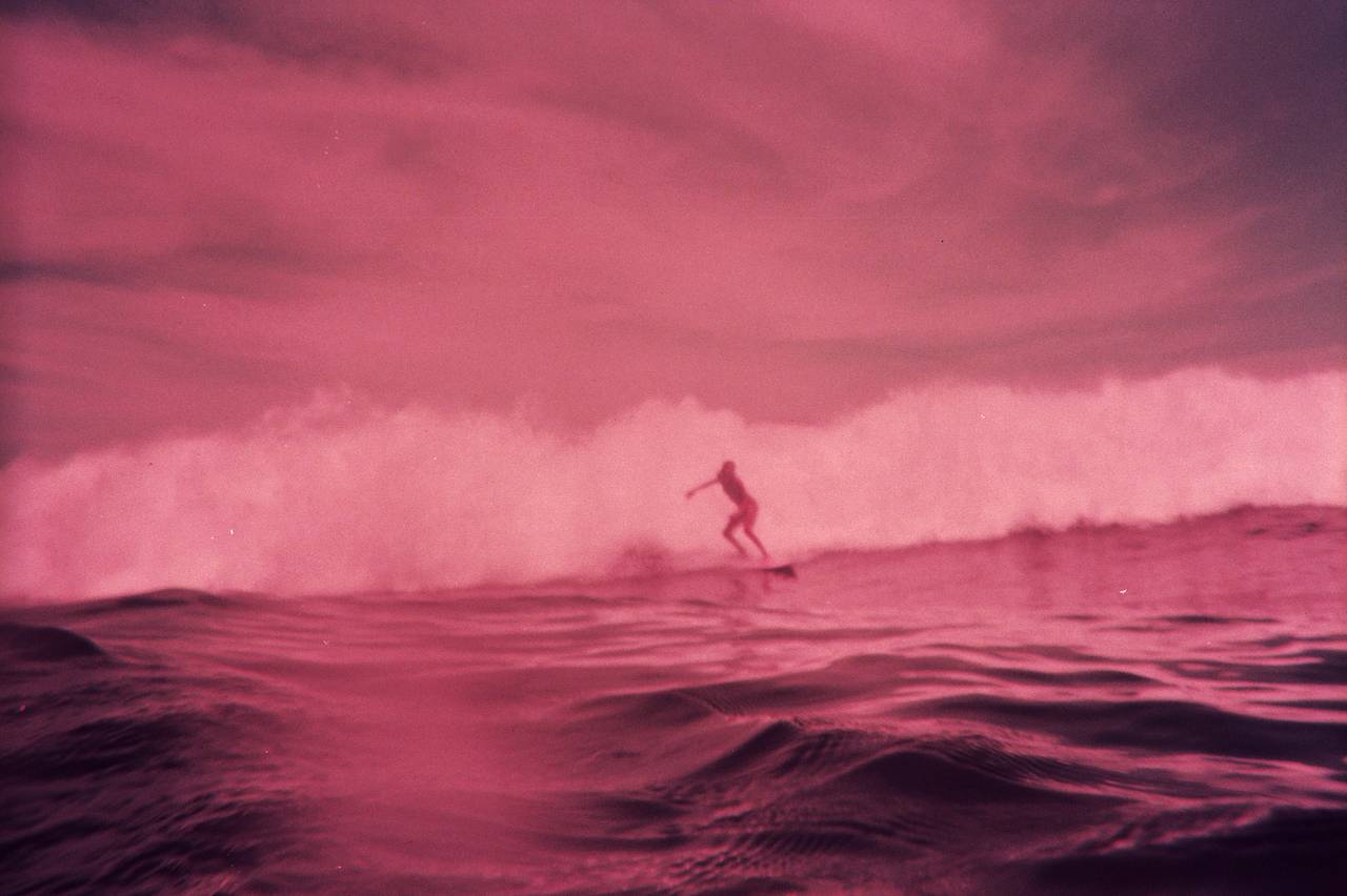 Preloaded with LomoChrome Purple 35 mm ISO 100–400 film which yields spectacular psychedelic scenes. Use it to craft a heady blend of earthy reds, crisp plums and velvety violet notes.