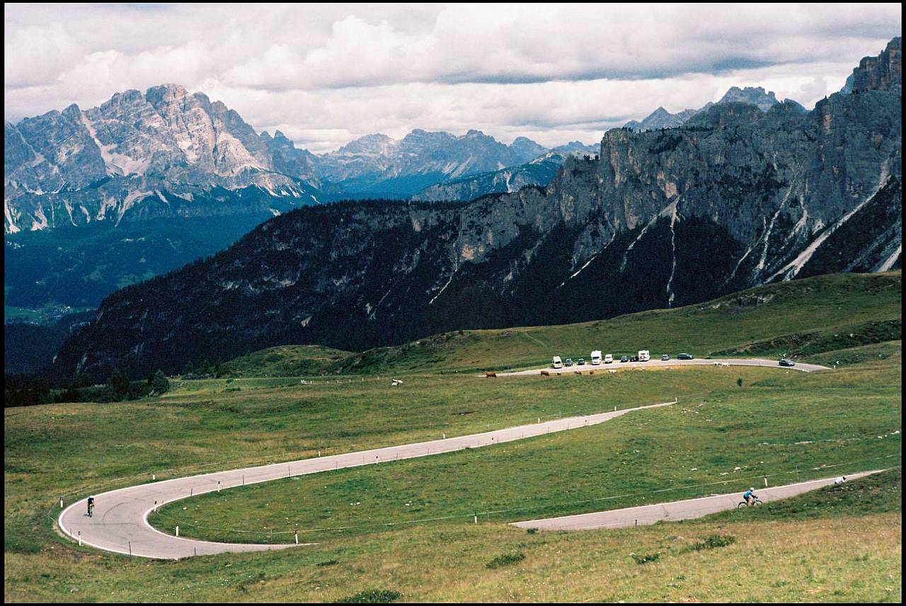 Passo Giau 是贝卢诺省（Belluno）的一个高山山口，连接着科尔蒂纳丹佩佐（Cortina d’Ampezzo）与 Colle Santa Lucia 及 Selva di Cadore。这里拥有开阔的视野和蜿蜒的公路，非常适合用胶片捕捉充满动感的风景与线条。架起三脚架，尝试在汽车穿梭于山口时进行长曝光拍摄——移动的灯光将与沉静的大山背景形成绝妙的对比。(Photo by grandphilippe )