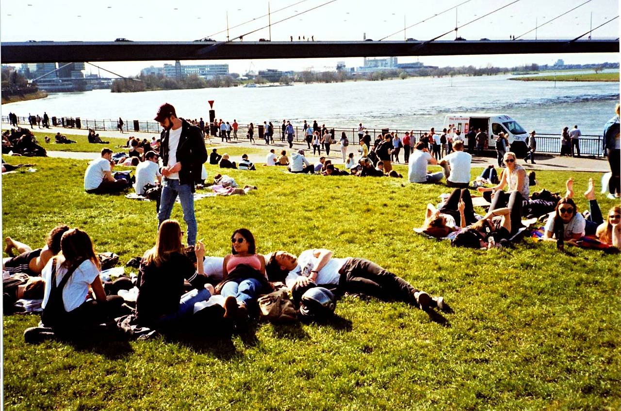 Stadtstrand 意思為「城市沙灘」，也正如其名，是一種貼近河岸的夏日想像。每逢夏季，三個據點陸續開放，無論你漫步至城市哪個角落，總有一處近在身旁。躺椅、冰涼飲品、輕食與現場音樂，交織出輕快而慵懶的節奏。裝上一卷 Lomography ISO 400 彩色負片，把這些明亮而流動的夏日片刻，收進畫面之中。由 wokudu 拍攝。