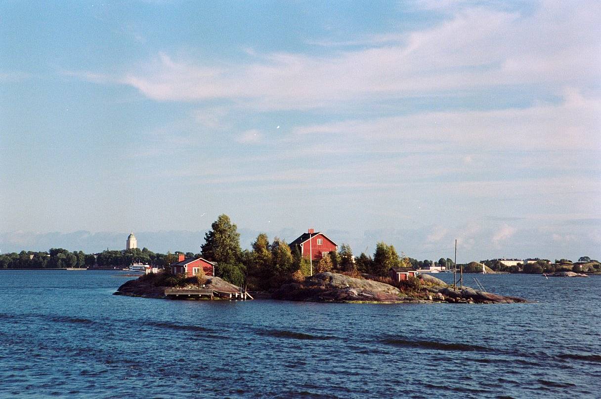 芬兰堡（Suomenlinna） 是一座历史悠久的海上要塞，横跨赫尔辛基近海的几座岛屿，被联合国教科文组织列为世界遗产。它建于 18 世纪，将军事历史、海岸风光、博物馆和宜人的散步小径独特地融合在一起。从市中心坐一小段渡轮就能轻松到达，因此无论是想探索历史、野餐，还是单纯在海边放松，这里都是当地人和游客很喜欢去的地方。(Photo by enial )