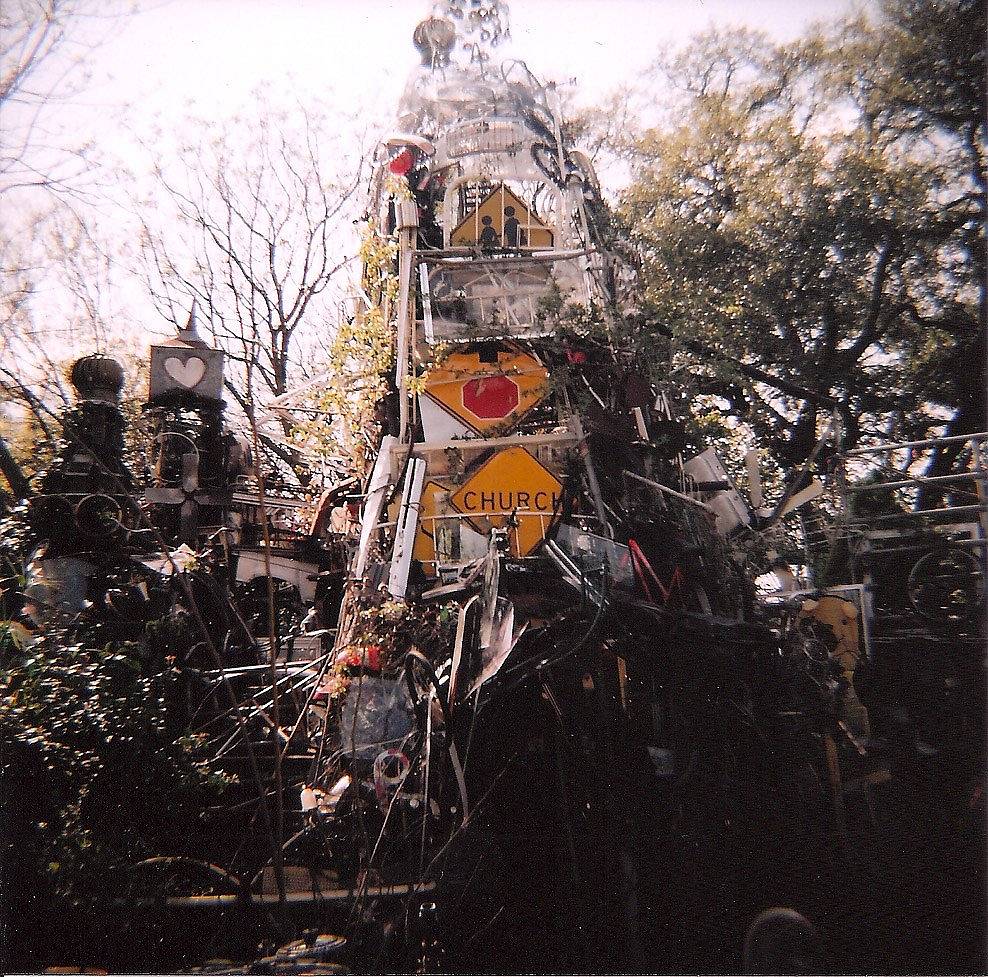 垃圾大教堂（Cathedral of Junk） 由超过 60 吨（约 60,000 公斤）的回收材料搭建而成，包括玩具、汽车零件、建筑材料等各种东西。艺术家 Vince Hannemann 把这些物件堆叠、塑造成塔楼、隧道和雕塑，以此致敬社群与创造力。参观免费，但去之前记得和艺术家约好时间！ (Photo by majorted )