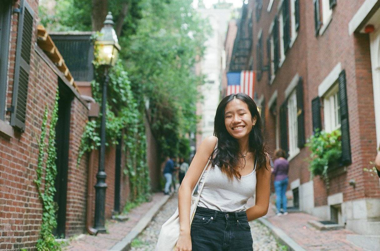 橡果街（Acorn Street） 位于灯塔山，最初于 19 世纪 20 年代建成，是波士顿历史悠久的街道之一，也是出镜率最高的景点之一。街道因橡树而得名——据说这些橡树是由松鼠从附近的波士顿公园叼来橡果种下的。建议使用 Lomo LC-A+ 广角胶片相机从不同角度拍摄整条街道。( Photo by jingl )