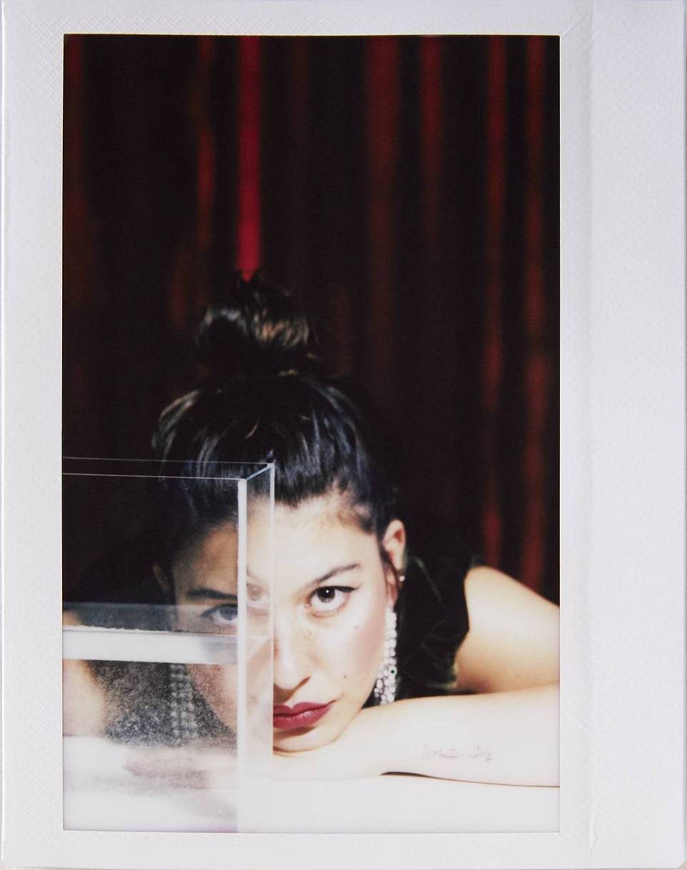 由 Mahnoosh Niakan 使用 LomoGraflok 4×5 拍立得机背拍摄 | 模特：Özge Övül