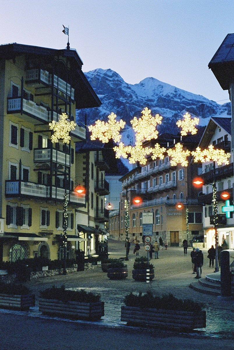 Corso Italia 是科尔蒂纳（Cortina）主要的步行街，两旁布满了精品店和咖啡馆。这里融合了城市魅力与阿尔卑斯风光，是进行胶片实验的理想场所。拿起你全新的 Lomo MC-A，尝试对过往行人进行“长曝光”拍摄，捕捉那份流动的光影。(Photos by lampo66 and )