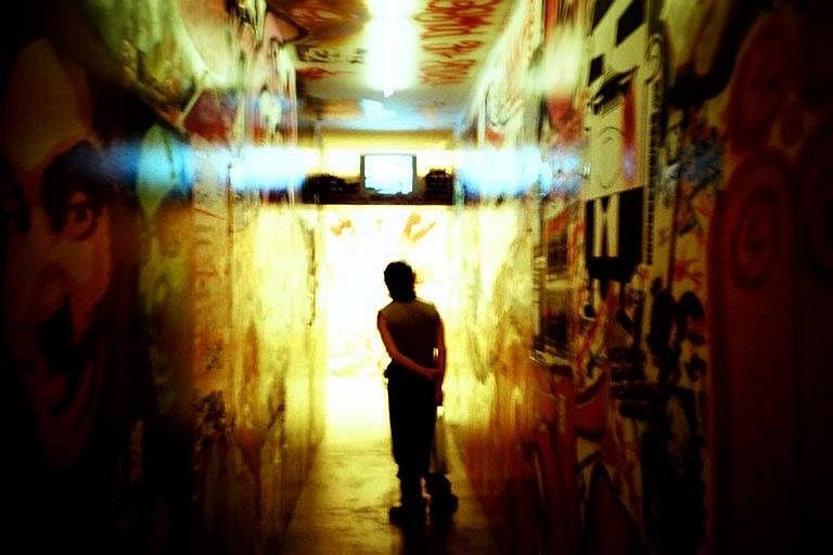La Casa Encendida 是一处专注于当代艺术、摄影与实验性项目的文化场所。这里经常举办展览、工作坊与电影放映活动， 创意氛围十足，非常适合另类摄影爱好者前去探访。(Photo by bucketpostcards )