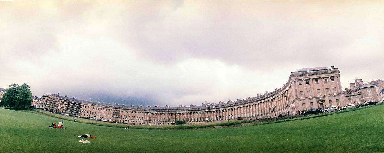皇家新月楼（The Royal Crescent） 由小 John Wood 设计，并于 1775 年竣工。这座长达 500 英尺、由巴斯标志性的金色石材筑成的乔治亚风格弧形建筑群，为建筑摄影提供了绝佳的背景。你可能会在《劝导》（Persuasion, 2022）、《公爵夫人》（The Duchess, 2008）或《布里奇顿》（Bridgerton）等时代剧中认出它的身影。拍摄建议： 推荐在“黄金时刻”进行拍摄，此时温暖的光线会进一步烘托出石造建筑的自然色调。建议选用 Lomo LC-Wide 等广角相机，以便在建筑前的草坪上将宏伟的全景悉数定格。Photo by kelvin_wx
