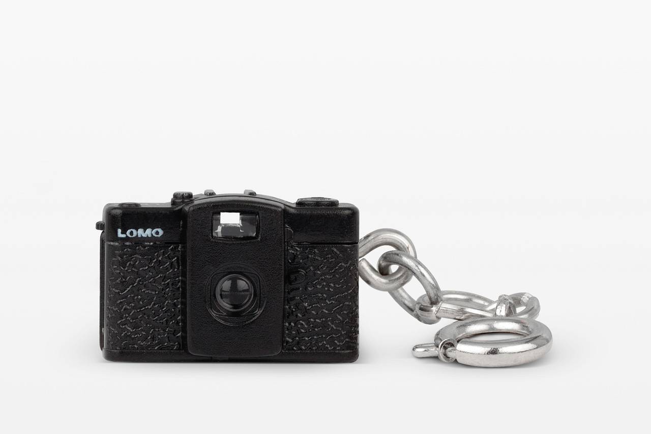 附贈一個免費鑰匙 － Lomo LC-A、Diana Pink 或 Diana Glow 中的其中一款。