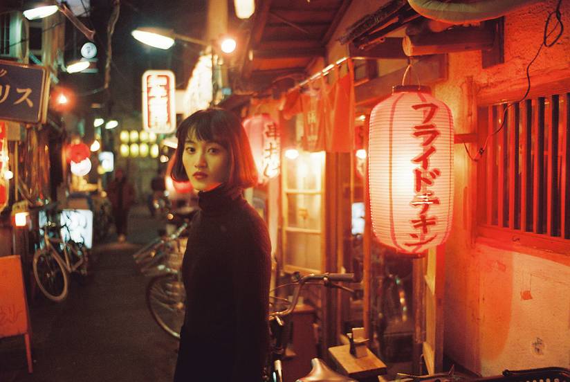 左：由 @larahacefotos 以 Lomography ISO 400 彩色负片拍摄；右：由 @akio_nakai 以 Lomography ISO 800 彩色负片拍摄