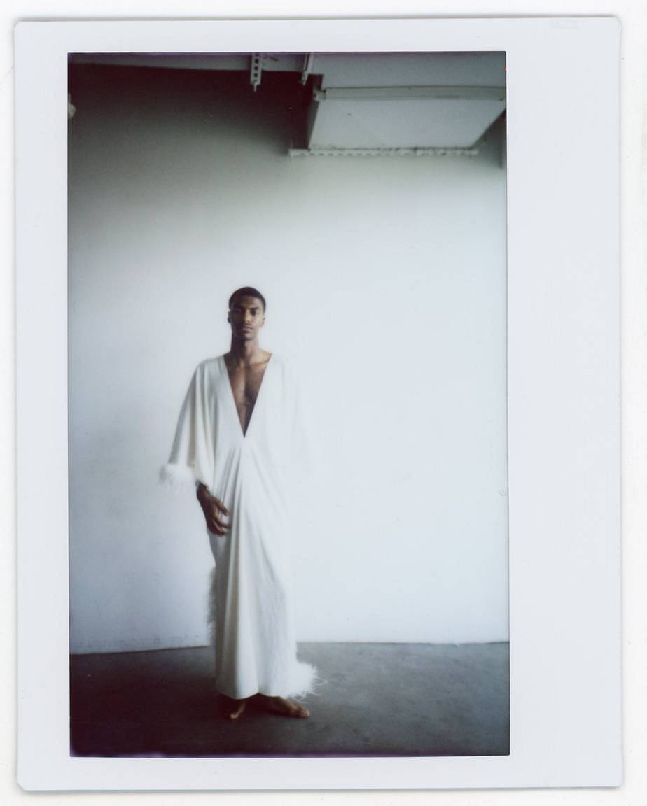 由 Mathilde Levistre 使用 Lomo'Instant Wide Glass 宽幅玻璃镜头拍立得相机拍摄；模特：Ikenna Njoku、Ethan Billups 和 Wanya Johnson