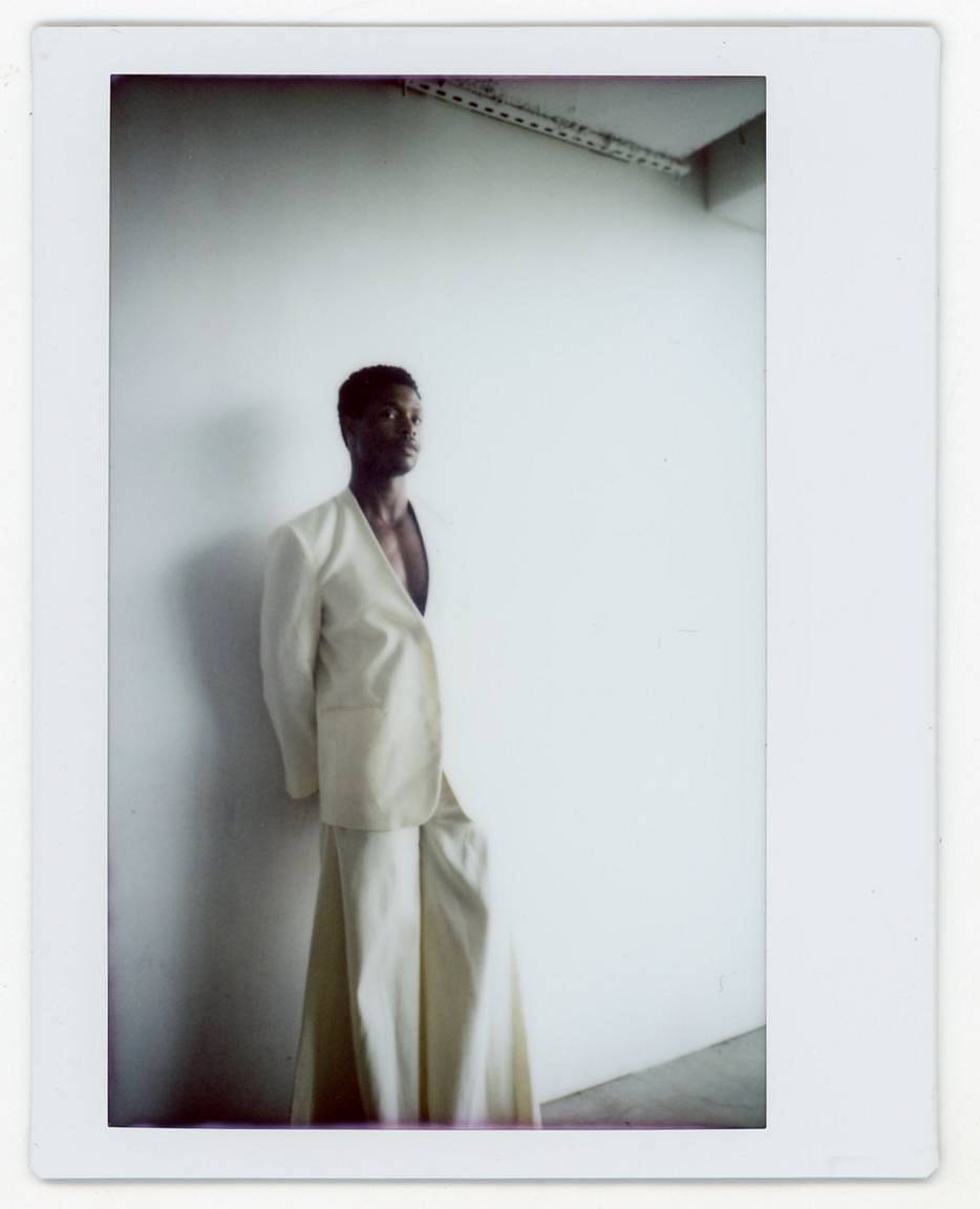 由 Mathilde Levistre 使用 Lomo'Instant Wide Glass 宽幅玻璃镜头拍立得相机拍摄；模特：Ikenna Njoku、Ethan Billups 和 Wanya Johnson