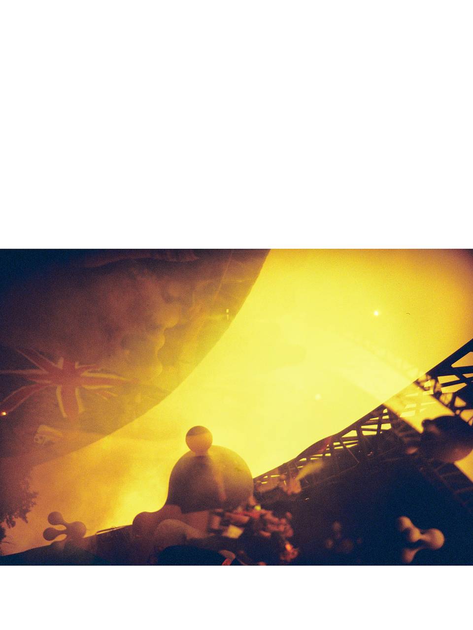 © 拳， 春游音乐节 | 使用 Lomo MC-A 135 全自动随拍胶片相机 &amp; Lomography Redscale XR ISO 50-200 135 红调负片胶卷 拍摄