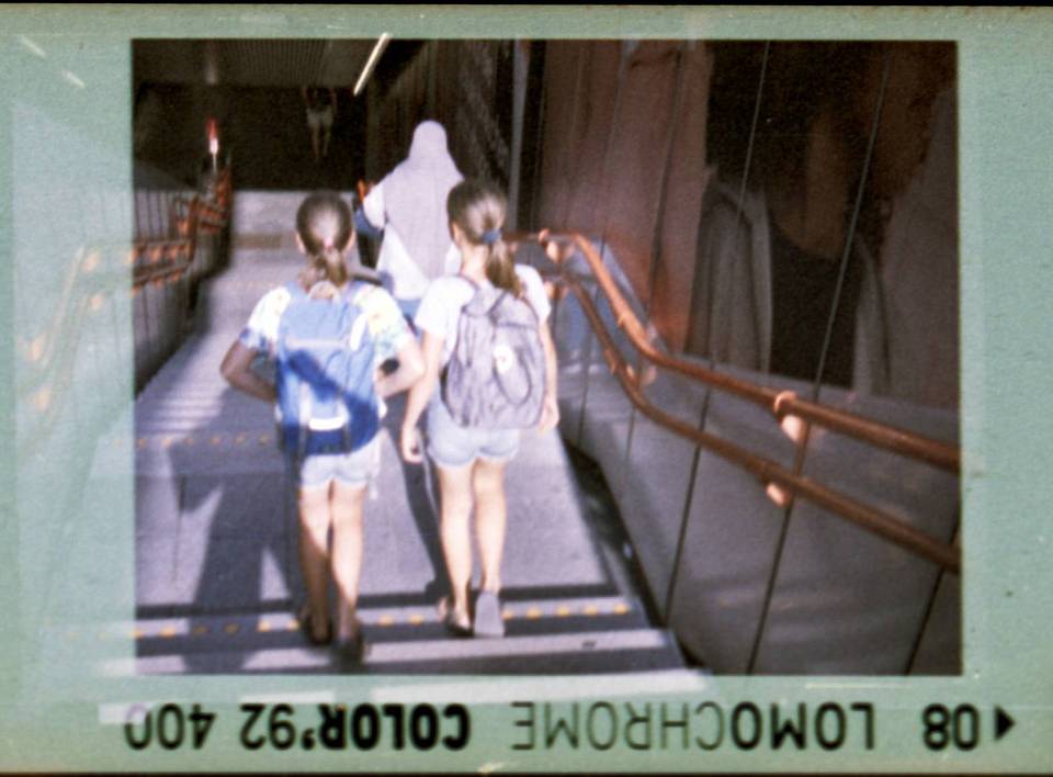 使用 110 格式的 New LomoChrome Color ’92 ISO 400 彩色负片拍摄吧！