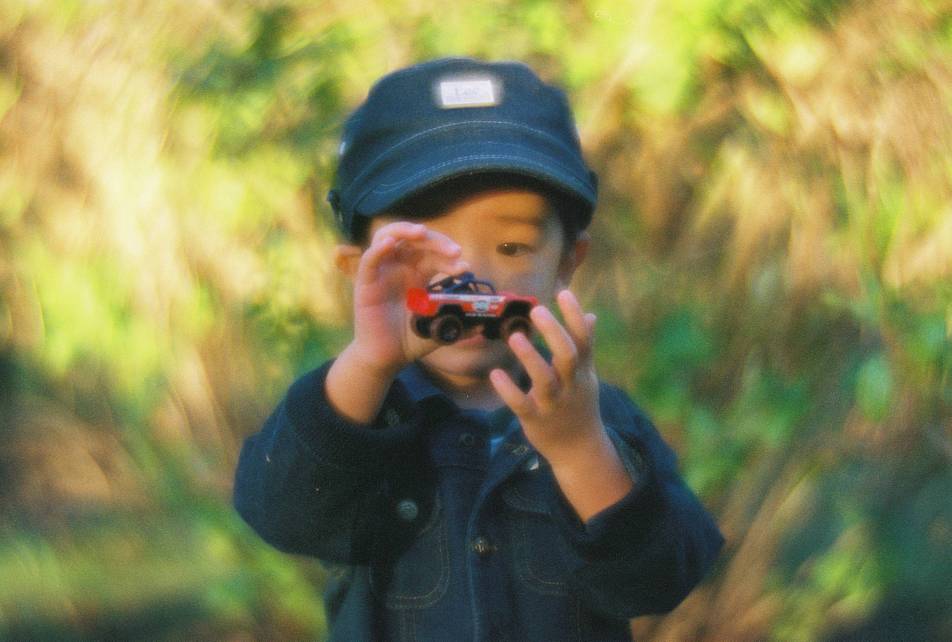 使用 Daguerreotype Achromat 达盖尔柔焦艺术镜头、波茨坦电影黑白胶卷、 Lomography Color Negative 彩色负片胶卷，以及装载在 LC-A+ 中的 LomoChrome Purple Pétillant 紫调负片胶卷拍摄