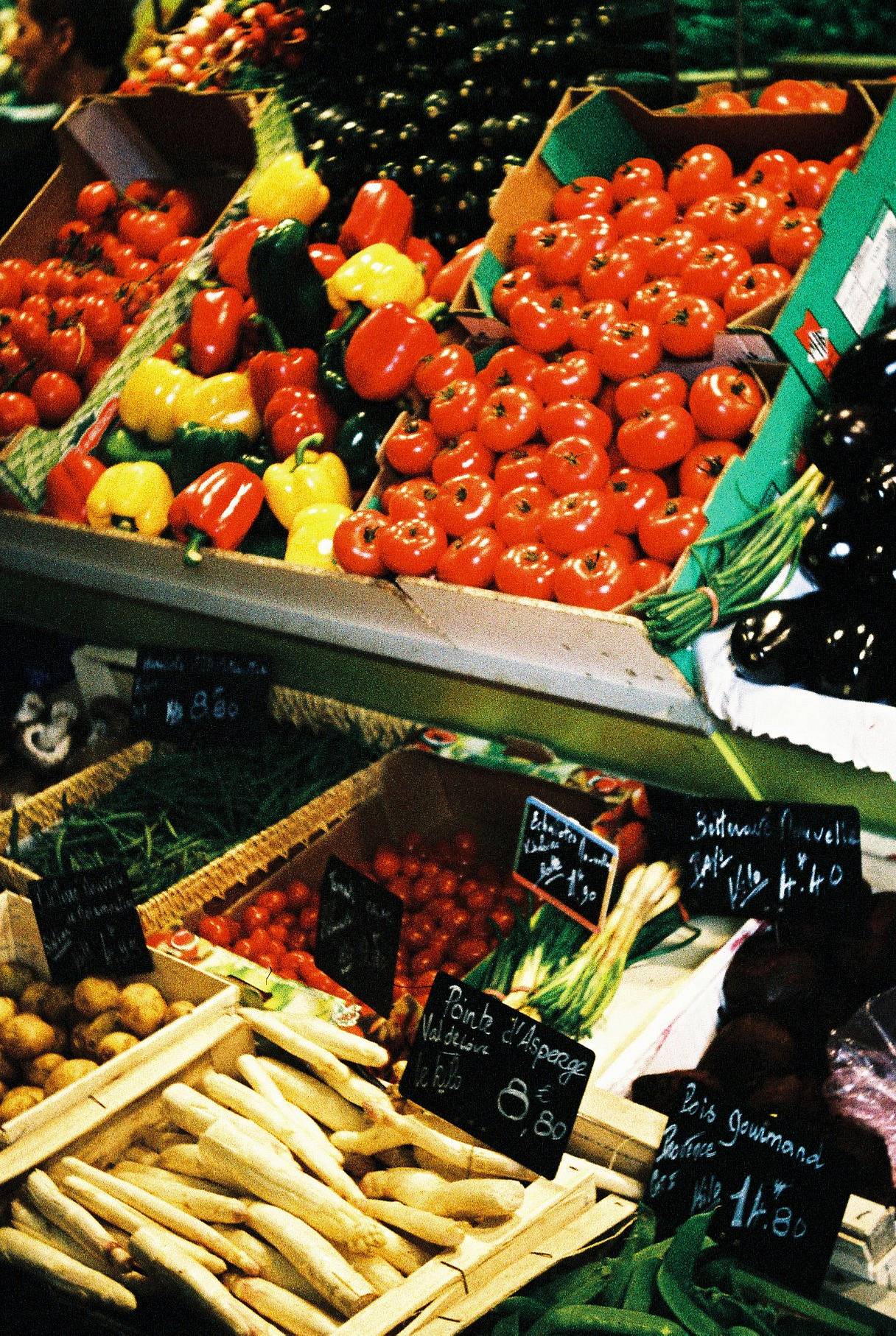 利塞市场（Marché des Lices） 每个周六上午都会举办，这项传统已经持续了 400 年。在这里，你可以通过本地农产品和热闹的氛围，切身感受到这座城市的灵魂。这里也是体验地道布列塔尼生活的好地方，很适合抓拍一些随性的街头照片。（Photo by paramir ）