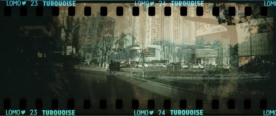 © 不做画图仔的麦仔 & 会发光的金色手表 | 共同使用 Sprocket Rocket 齿孔火箭 135 胶片相机  与 “LomoChrome Turquoise XR 100-400 135 绿松石胶卷”：https://www.lomography.cn/products/f136tq1/ 拍摄