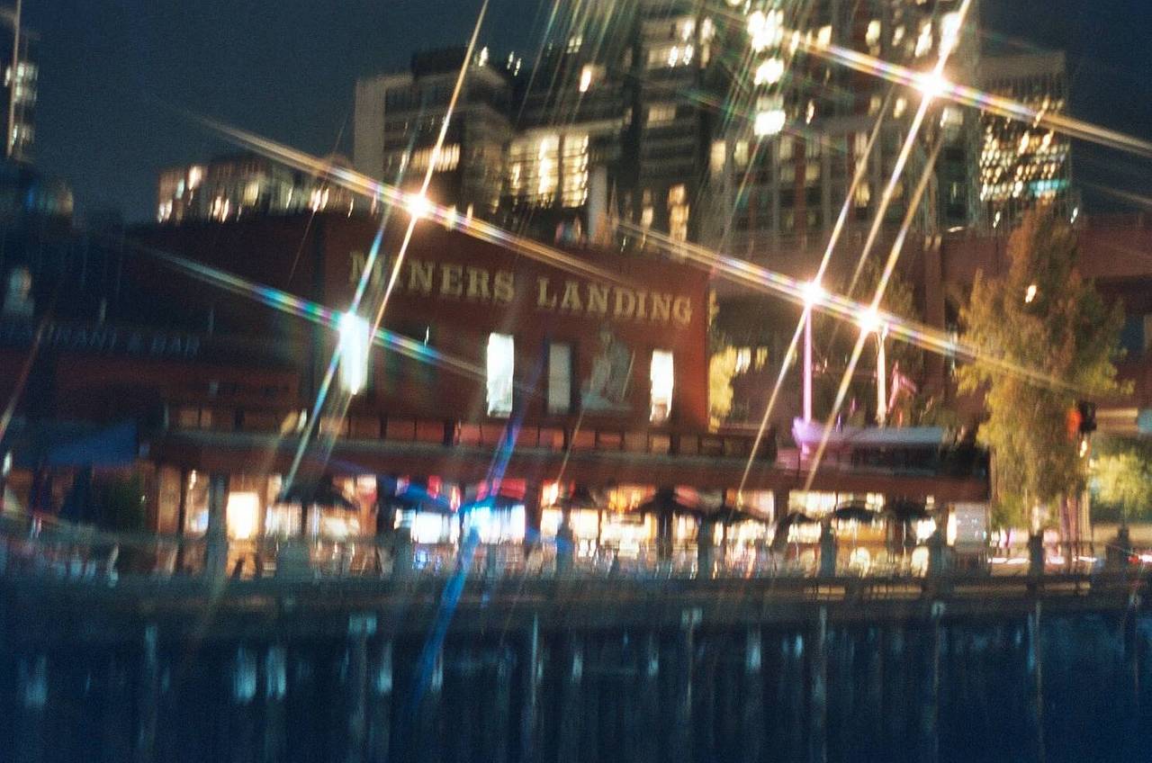 Miner’s Landing at Pier 57 就在海边，这里有不少不错的餐厅、商店和游乐设施。坐上西雅图摩天轮（Seattle Great Wheel），就能看到城市天际线和码头的全景。晚上去的话，可以试一张长曝光，把码头的灯光都收进画面里。( Photo by neversmiling )
