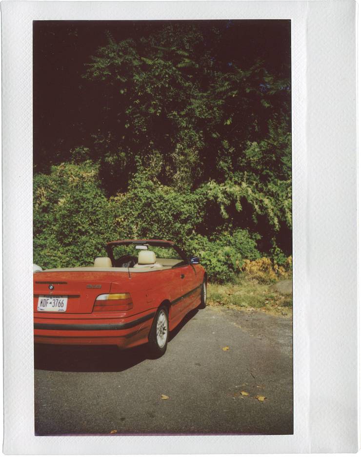 由 Ben Fraternale 使用 Lomo'Instant Wide Glass 拍摄，画面中人物：Anna Katarina, Lauren Fraternale 和 Fern
